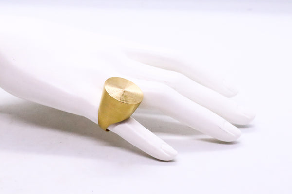 MARK DAVIS, NEW YORK 18 KY YELLOW GOLD BRUSHED RING