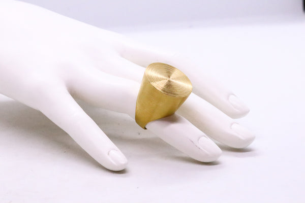 MARK DAVIS, NEW YORK 18 KY YELLOW GOLD BRUSHED RING