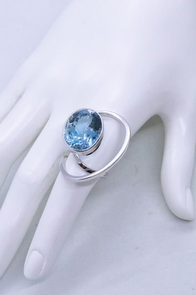 JEAN VENDOME 18 KT "BAGUE HUIT" MODERN RING WITH A 21.04 Cts AQUAMARINE