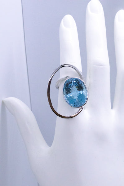 JEAN VENDOME 18 KT "BAGUE HUIT" MODERN RING WITH A 21.04 Cts AQUAMARINE