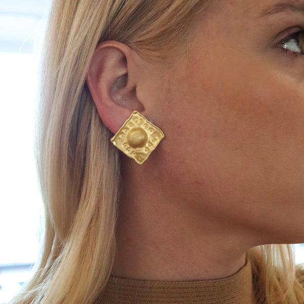 -Jean Mahie Paris Artistic Vintage Squared Clips Earrings in Textured 22Kt Yellow Gold