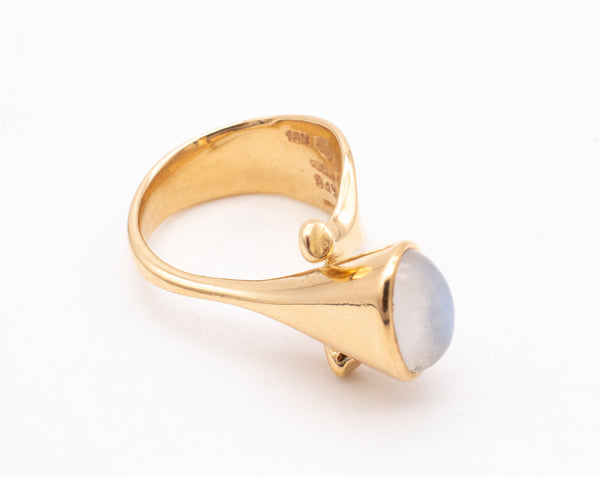 GEORG JENSEN 1960 BY VIVIANNA TORUN 18 KT GOLD RING WITH CAT'S EYE MOONSTONE
