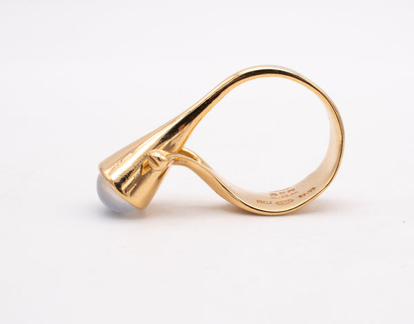GEORG JENSEN 1960 BY VIVIANNA TORUN 18 KT GOLD RING WITH CAT'S EYE MOONSTONE