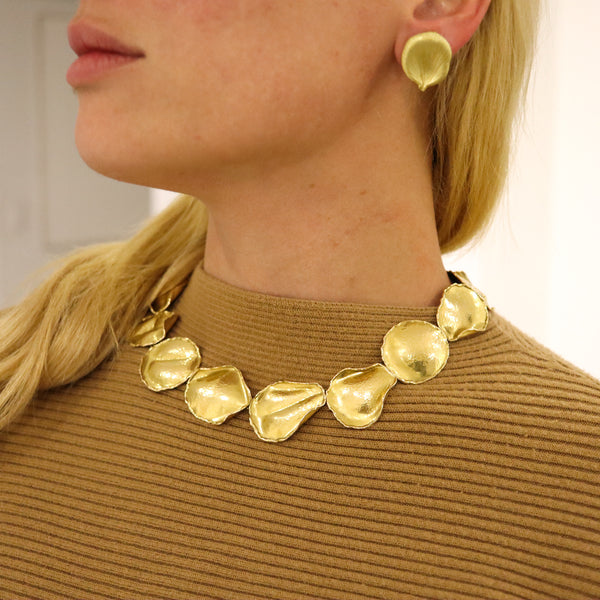 -Tiffany Co. 1979 By Angela Cummings Petals Necklace in 18Kt Yellow Gold