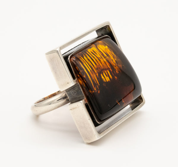 STERLING SILVER 1970'S MODERNIST VINTAGE RING WITH LARGE AMBER