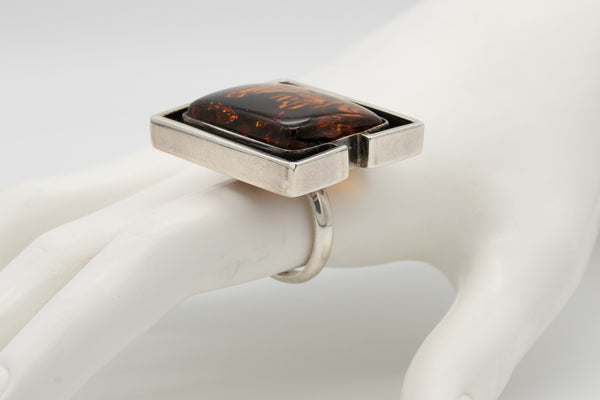 STERLING SILVER 1970'S MODERNIST VINTAGE RING WITH LARGE AMBER