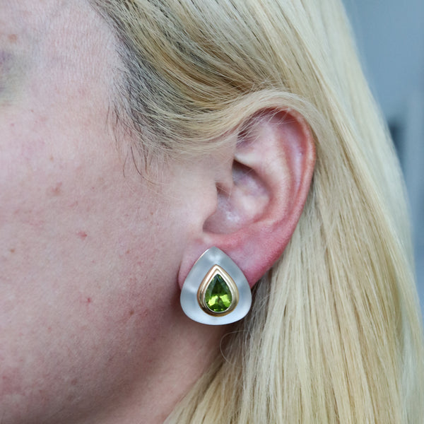 -Maz 1970 Bartholomew Mazza Modernist Earrings In 14Kt Gold With Rock Quartz And Peridot