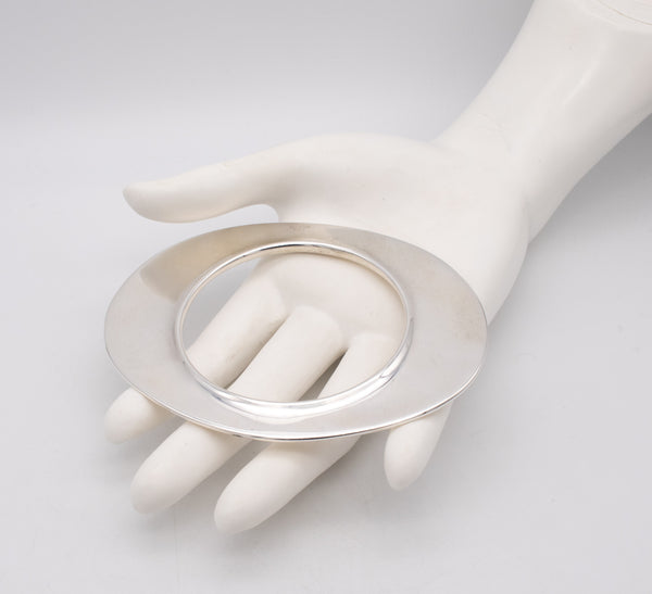 TIFFANY & CO. 1982 BY ELSA PERETTI, FLYING SAUCER OVAL BRACELET-PENDANT IN STERLING SILVER.