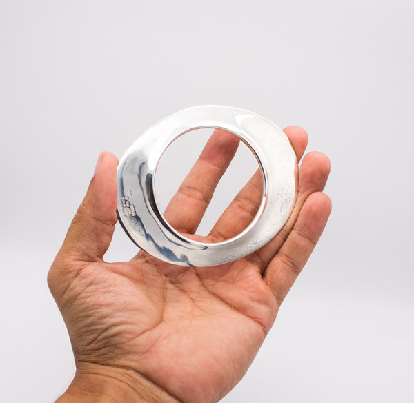 TIFFANY & CO. 1982 BY ELSA PERETTI, FLYING SAUCER OVAL BRACELET-PENDANT IN STERLING SILVER.