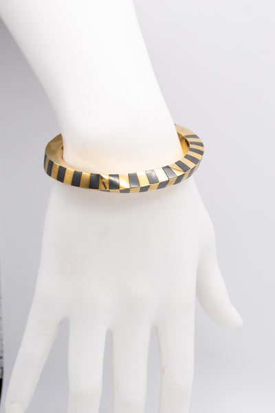 ANGELA CUMMINGS 1970'S FOR TIFFANY & CO. 18 KT GEOMETRIC BANGLE WITH HEMATITE