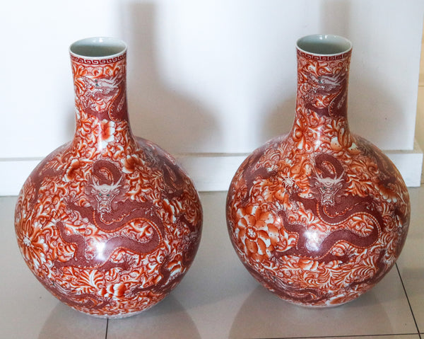 QING DINASTY 1915 Pair Of Decorative Vases With Dragons In Glazed Porcelain