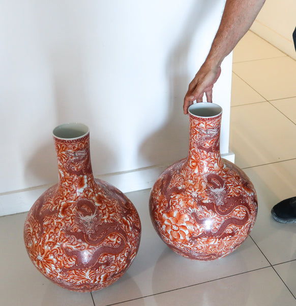 QING DINASTY 1915 Pair Of Decorative Vases With Dragons In Glazed Porcelain