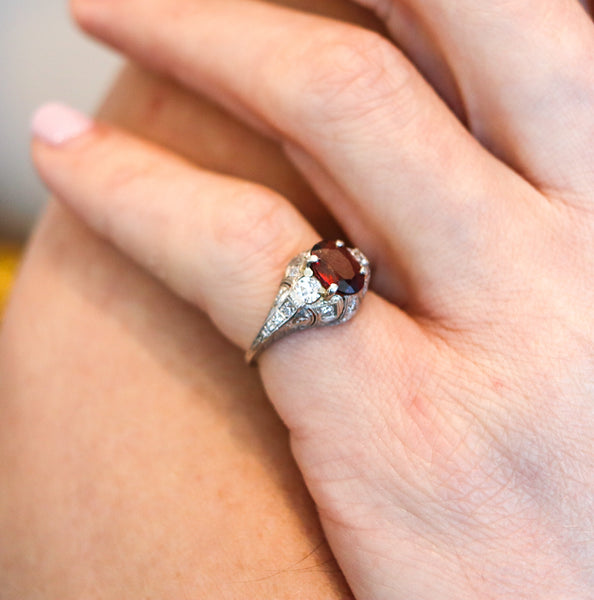 ART DECO 1925 Ring In .900 Platinum With 1.22 Cts In Diamonds And Red Garnet