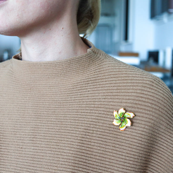 -Italian 1950 Mid Century Enameled Flower Brooch In 18Kt Gold With Sapphires