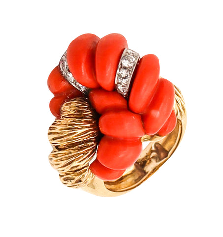 MID CENTURY 1960 Italian Fluted Corals Cocktail Ring In 18Kt Yellow Gold With Diamonds