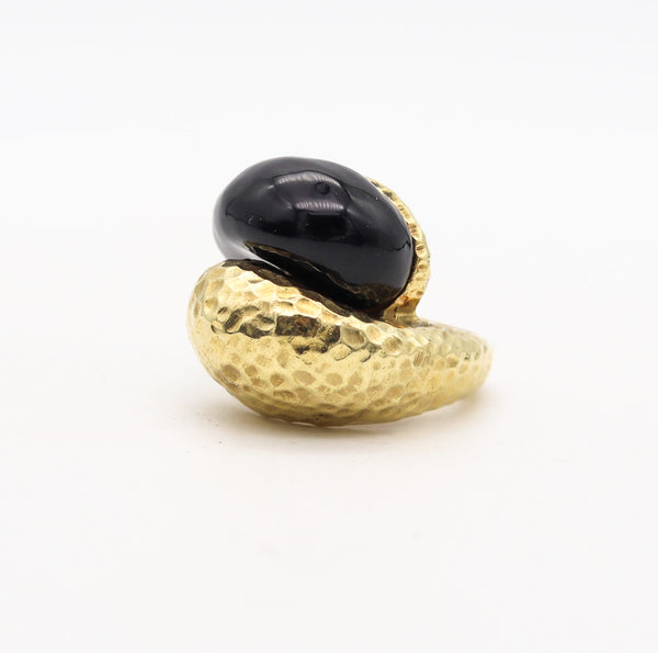 -David Webb 1970 Vintage Black Enamel Crossover Cocktail Ring In 18Kt Yellow Gold