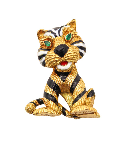 FRED PARIS 1970 Enameled Sauvage Lion Brooch In 18Kt Yellow Gold With Emeralds