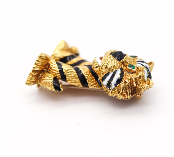 FRED PARIS 1970 Enameled Sauvage Lion Brooch In 18Kt Yellow Gold With Emeralds