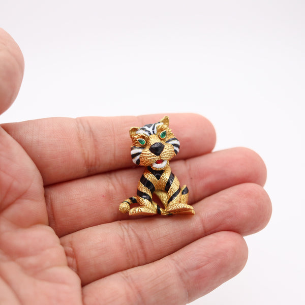 FRED PARIS 1970 Enameled Sauvage Lion Brooch In 18Kt Yellow Gold With Emeralds