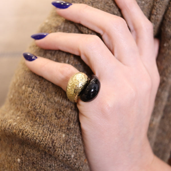 -David Webb 1970 Vintage Black Enamel Crossover Cocktail Ring In 18Kt Yellow Gold