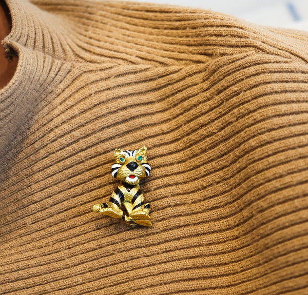 FRED PARIS 1970 Enameled Sauvage Lion Brooch In 18Kt Yellow Gold With Emeralds