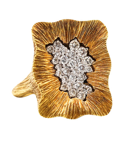 LA TRIOMPHE 1970 Sculptural Cocktail Ring In 18Kt Yellow Gold With VS Diamonds