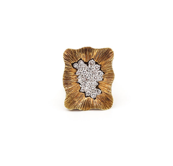 LA TRIOMPHE 1970 Sculptural Cocktail Ring In 18Kt Yellow Gold With VS Diamonds