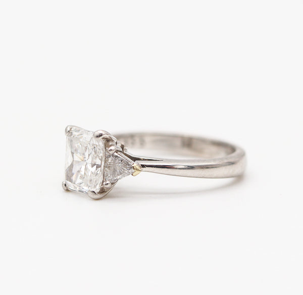 CARTIER Paris Starburst Three-Stones Ring In Platinum With 1.55 Carats VVS Diamonds