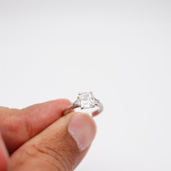 CARTIER Paris Starburst Three-Stones Ring In Platinum With 1.55 Carats VVS Diamonds