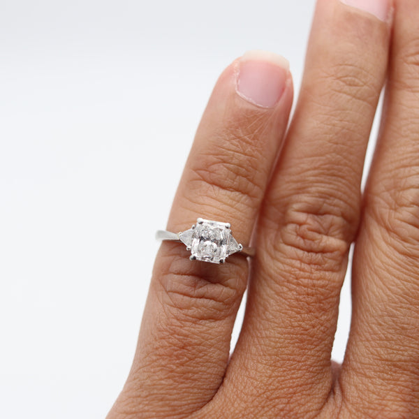 CARTIER Paris Starburst Three-Stones Ring In Platinum With 1.55 Carats VVS Diamonds