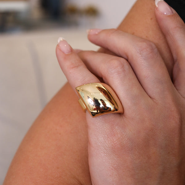 -Vhernier Milano Large Sculptural Fibula Cocktail Ring In Solid 18Kt Yellow Gold