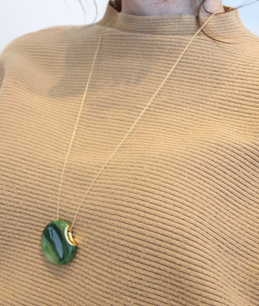 TIFFANY & CO 1979 Elsa Peretti Touchstone Carved Nephrite Necklace in 18Kt Gold