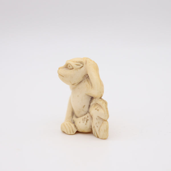 JAPAN 1890 Meiji Period Carved Netsuke Of A Seated Monkey embracing Her Young