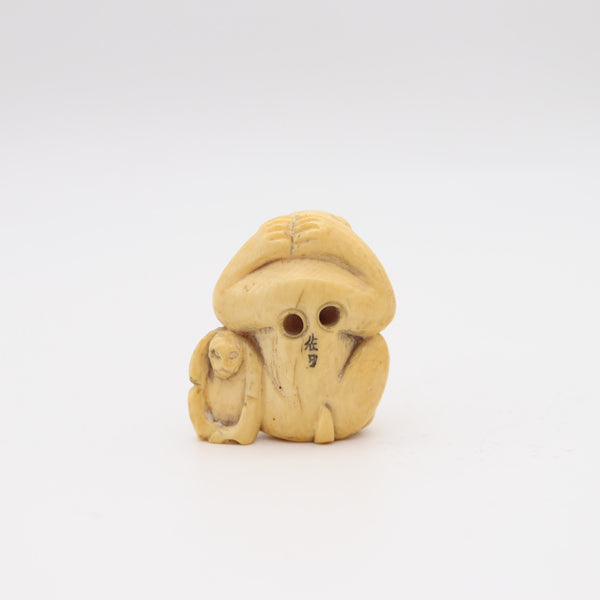 JAPAN 1890 Meiji Period Carved Netsuke Of A Seated Monkey embracing Her Young