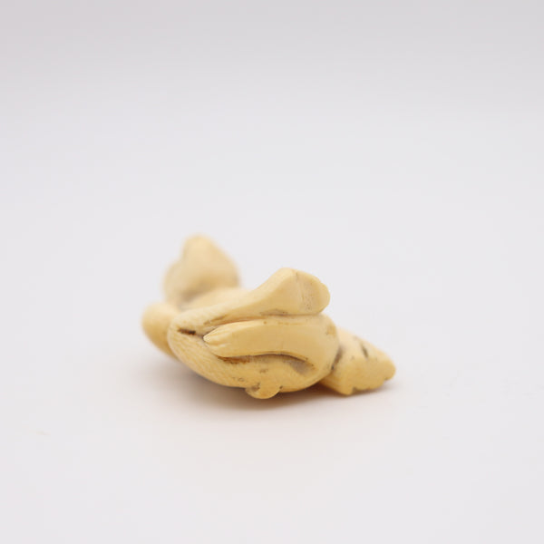 JAPAN 1890 Meiji Period Carved Netsuke Of A Seated Monkey embracing Her Young