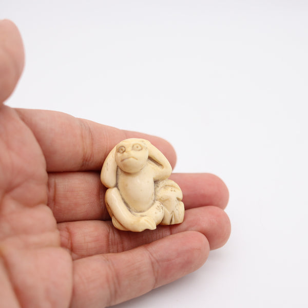 JAPAN 1890 Meiji Period Carved Netsuke Of A Seated Monkey embracing Her Young