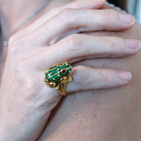 DAVID WEBB Green Enameled Sculpted Frog Ring In 18Kt Yellow Gold With Rubies