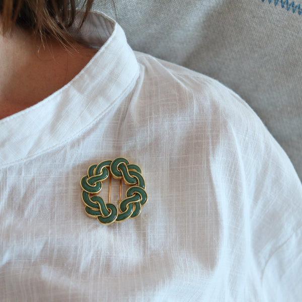 ANGELA CUMMINGS Infinite Knots Brooch In 18Kt Gold With Carved Jadeite Jade