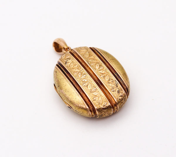 VICTORIAN 1900 Geometric Locket Pendant In Repousse 15 Kt Yellow Gold