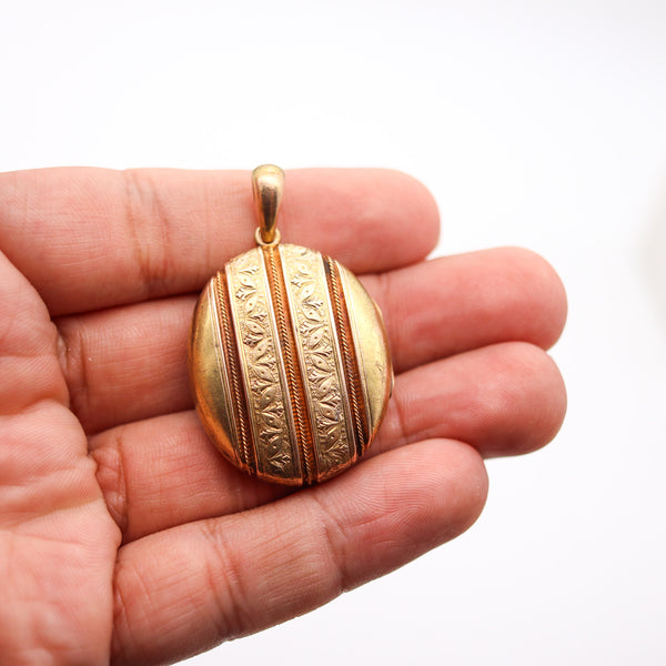 VICTORIAN 1900 Geometric Locket Pendant In Repousse 15 Kt Yellow Gold