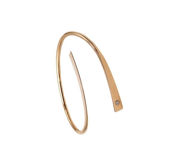 -Betty Cooke 1990 Asymmetrical Sculptural Bangle In 14Kt Gold With Diamond