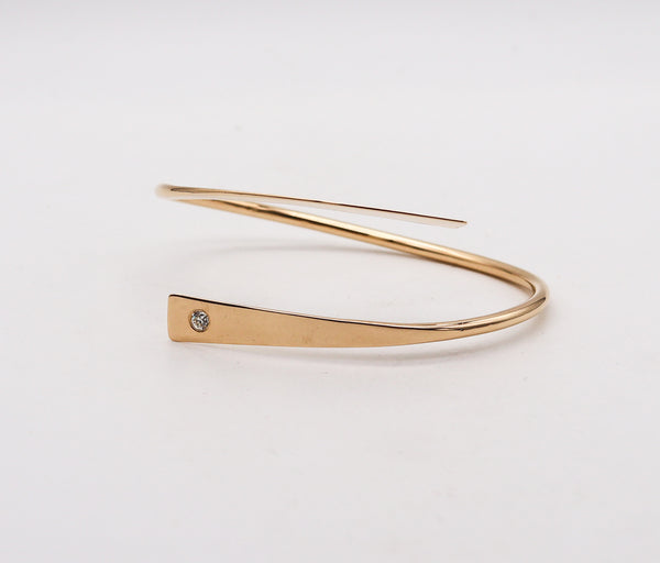 -Betty Cooke 1990 Asymmetrical Sculptural Bangle In 14Kt Gold With Diamond