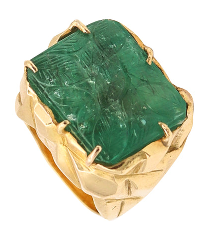 Arthur King 1970 Geometric Sculptural Ring In 18Kt Gold With 12.45 Cts Carved Emerald