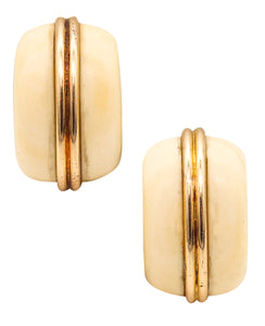 -Italian Mid Century 1960 Modernist Hoop Earrings In 14Kt Yellow Gold With Carvings