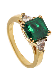 AGL CERTIFIED Classic Ring In 18Kt Gold With 2.52 Cts In Green Emerald & Diamonds