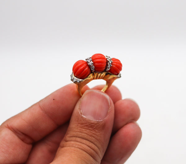 -Francesco Passaretta 1970 Modernist Fluted Sardinian Coral Ring In 18Kt Gold With Diamonds