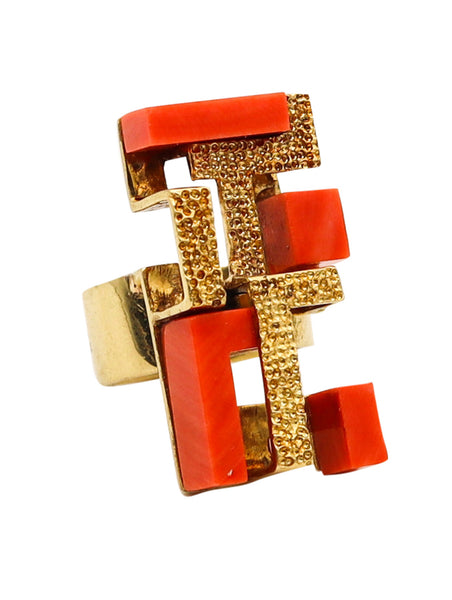 ITALIAN 1970 Modernist Geometric Sculptural Ring In 18Kt Yellow Gold With Coral