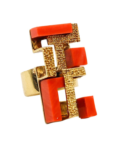 ITALIAN 1970 Modernist Geometric Sculptural Ring In 18Kt Yellow Gold With Coral
