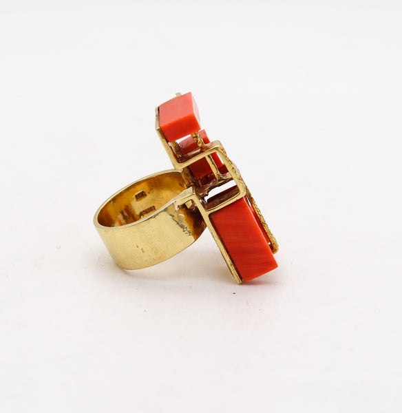 ITALIAN 1970 Modernist Geometric Sculptural Ring In 18Kt Yellow Gold With Coral