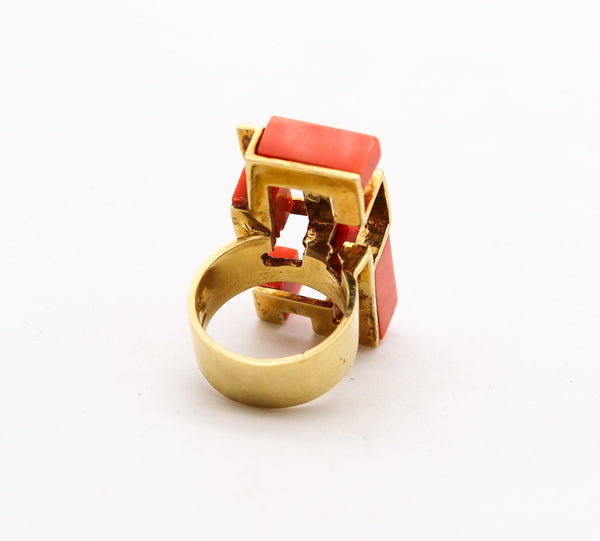 ITALIAN 1970 Modernist Geometric Sculptural Ring In 18Kt Yellow Gold With Coral